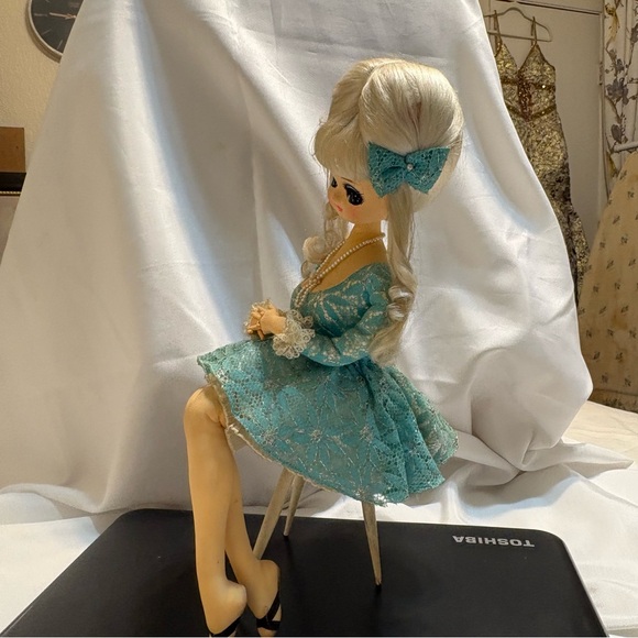 Vintage Big Eyed Doll from the 60’s with Teal Dress and Bow 15 inches tall. - Picture 4 of 4